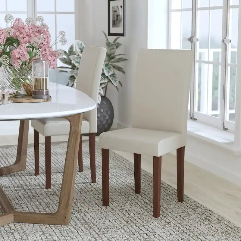 Chaise Parsons capitonnée avec panneau latéral détaillé