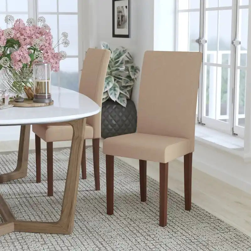 Chaise Parsons capitonnée avec panneau latéral détaillé