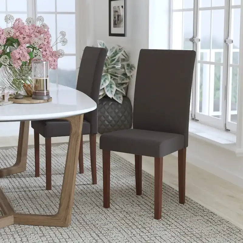 Chaise Parsons capitonnée avec panneau latéral détaillé