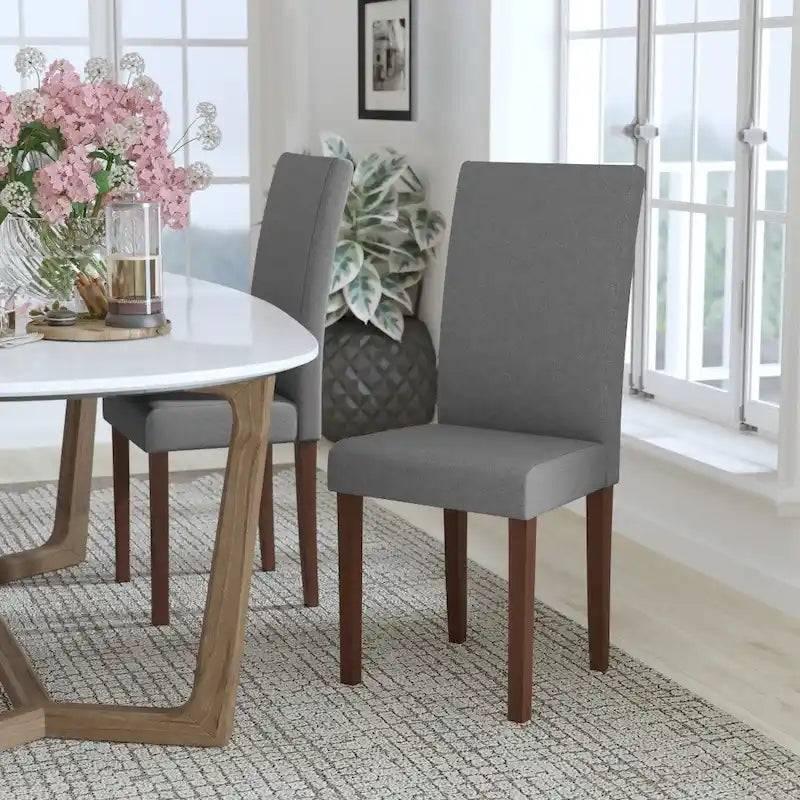 Chaise Parsons capitonnée avec panneau latéral détaillé