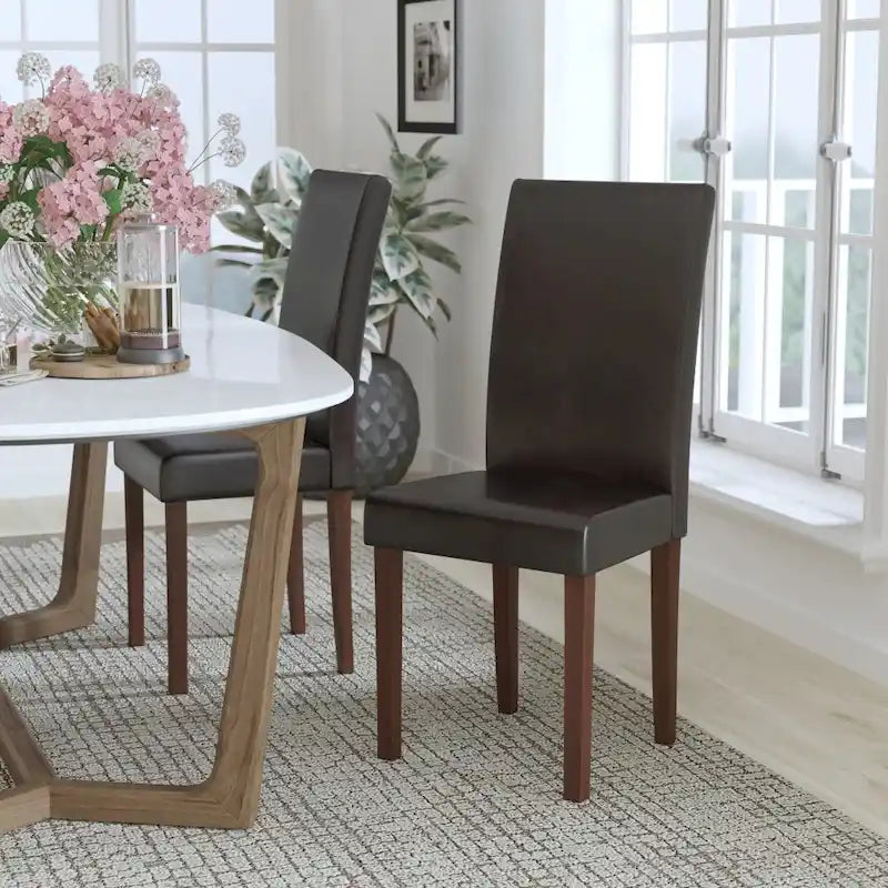Chaise Parsons capitonnée avec panneau latéral détaillé